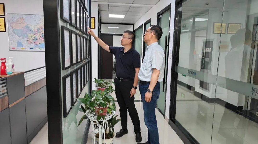 中国城市公共交通协会城市停车分会会长孙晓波莅临无锡华赛指导工作