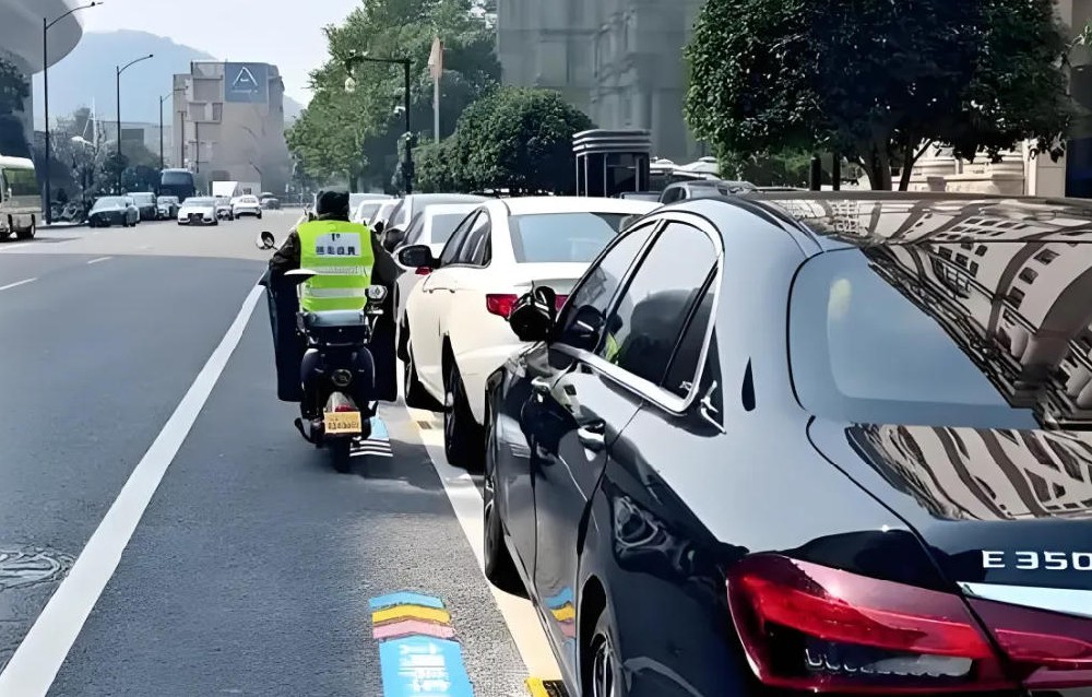 不是路边停车收费太贵，是免费太“贵”——看完这篇你就懂了